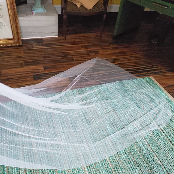 Vintage wedding dress with new veil - Picture 2 of 8